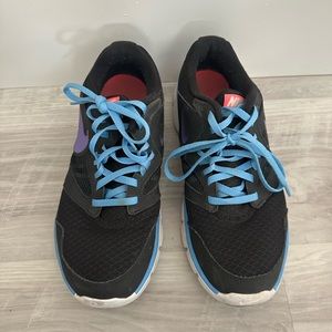 Women’s Nike tennis shoe